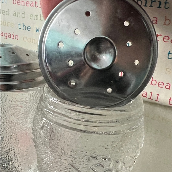 Premium Vintage Tiara Ponderosa Glass Salt and Pepper Shakers - Picture 5 of 6